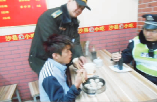 流浪小伙喊饿 警察叔叔点了3笼包子