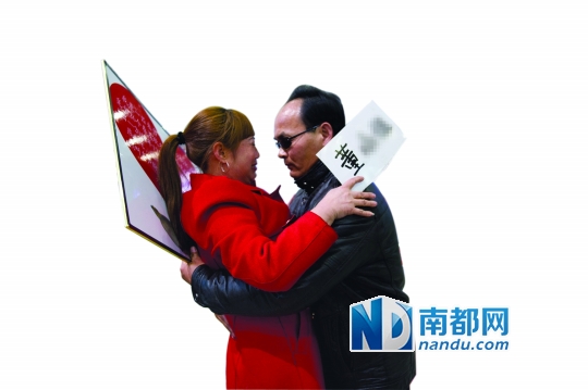 董先生把宋女士搂在怀里,宋女士已成泪人。