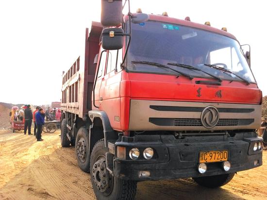 渣土車司機棄車跑了。