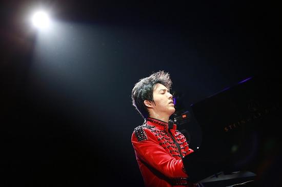 李云迪交响音乐会落幕 好友张杰惊喜献唱|李云迪|张杰|音乐会_新浪娱乐_新浪网