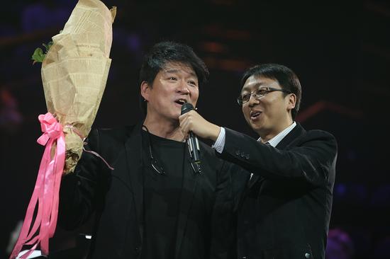 《好歌曲》众导师为周华健提前庆生(图)