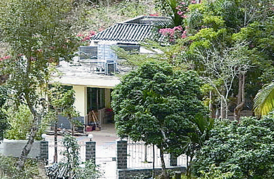▲在朱明国海南老家的别墅后院,有一栋独立餐厅,现在堆着一些杂物 摄/法制晚报深度记者 张恩杰