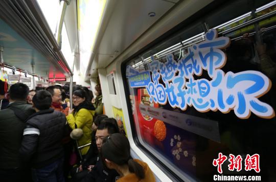 郑州地铁“爱情专列”吸引大量乘客前来体验,拥挤程度堪比春运。 韩章云