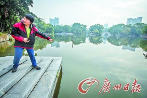 薛姨站在荔湾湖边讲述当时救人的经过。广州日报记者陈忧子 摄
