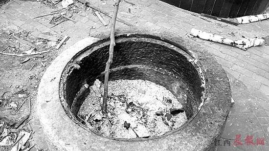 ▲有网友爆料称,南昌三眼井遗迹成了“垃圾坑”。本版图片 晨报记者 喻勋