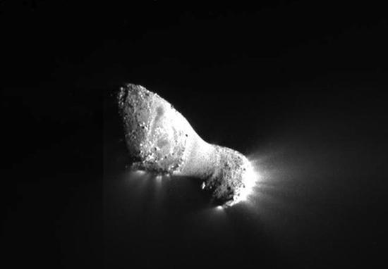 哈特雷-2号彗星的彗核同样具有双瓣结构。