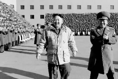 朝中社25日提供的照片显示，金正恩日前会见了朝鲜人民军第二次后勤工作者大会与会者新华社发