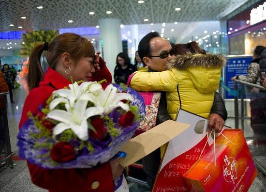 男子与失联26年情人重逢 女方为其生女一直未