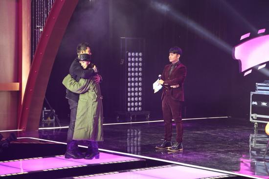 “小章子怡”感动黄晓明:我可以抱你吗?