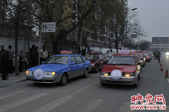 早上7時,寒風凌冽,已有出租車自發排隊為李勇送行 吳彥飛 攝