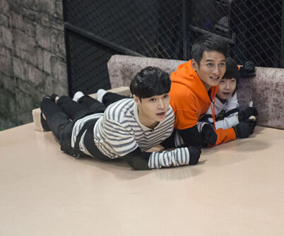 张艺兴维嘉奇葩闯关 咬裤扯袜齐上阵