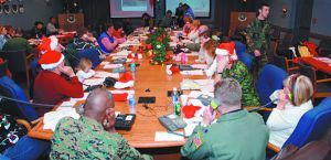 北美防空联合司令部圣诞老人追踪指挥中心的工作状态。