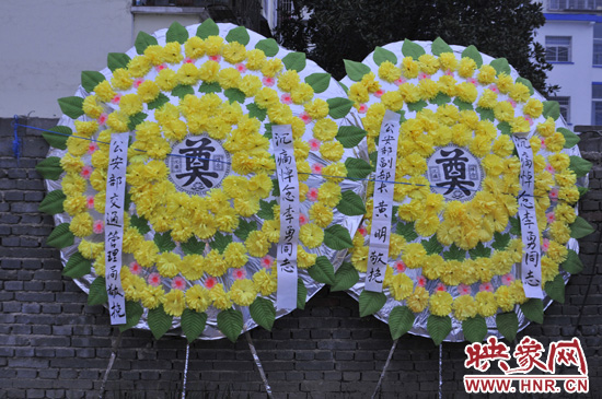 公安部給因公殉職的交警李勇送的花圈 吳彥飛 攝