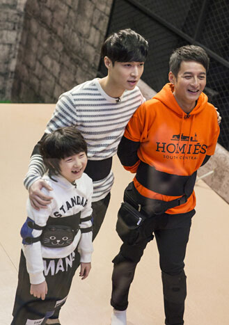 张艺兴维嘉奇葩闯关 咬裤扯袜齐上阵