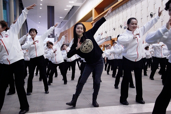 章泽天加入广场舞大妈 认真学跳小苹果