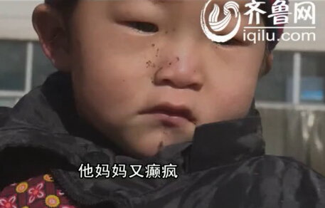 父親將2歲兒子雙手按進(jìn)滾水