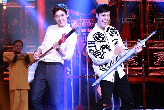 陈伟霆李易峰湖南跨年 合体亮相秀热舞