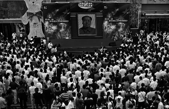 2009年10月1日,湖北武汉。新中国成立60周年国庆日,数百群众聚集在汉口一家商场前观看盛大的阅兵式。大革命时期,毛泽东住在武昌都府堤41号,杨开慧也带孩子来到武汉,一家人久别重逢,并且在这里生下了第三个儿子毛岸龙。毛泽东在这里度过了一段幸福温暖的生活。