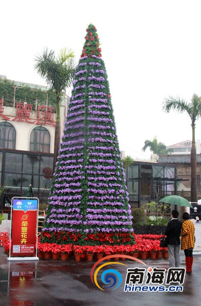 巨型花塔亮相海口欢乐节复兴城分会场(南海网记者陈望摄)