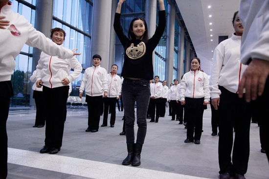 章泽天加入广场舞大妈 认真学跳小苹果
