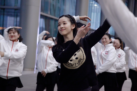 章泽天加入广场舞大妈 认真学跳小苹果