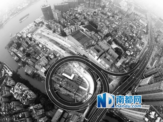 　　昨日从200米高空俯视，洲头咀隧道东出口，连接内环路A、B线的两条相伴而旋转的匝道已基本完工。南都记者 张志韬 摄