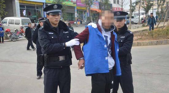 兴义警方押解15名犯罪嫌疑人辨认现场_新浪贵州_新浪网