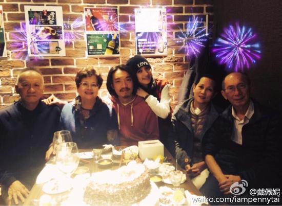 戴佩妮婚礼彩排白裙优雅 亲吻八次秀恩爱