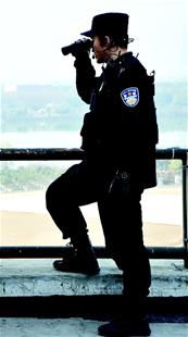 圖為：觀察員不僅要看地形、測風(fēng)速，還起到傳遞信號的作用