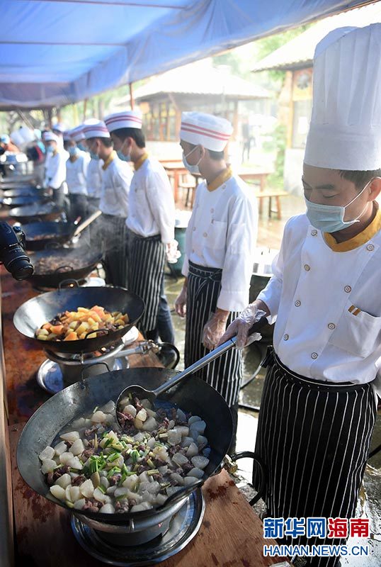 游客在海口火山口地质公园品尝美食。