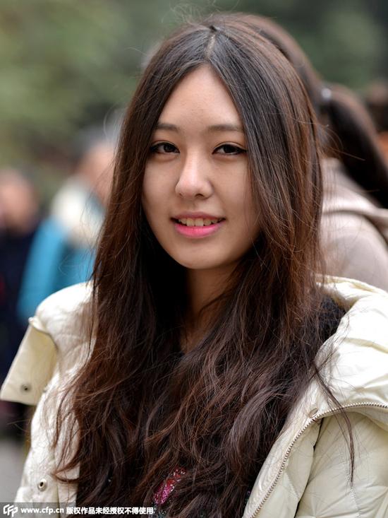 圖為神似“黃圣依”的女考生。