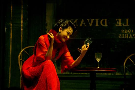 许晴卢燕同台演话剧 旗袍修身妖娆美艳