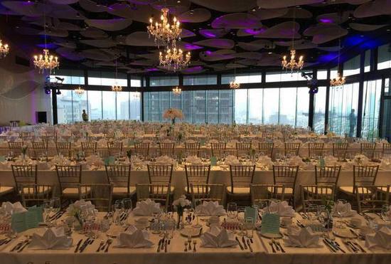 戴佩妮婚礼彩排白裙优雅 亲吻八次秀恩爱