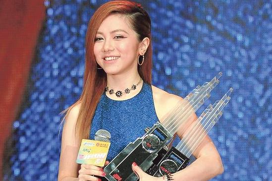 邓紫棋因等船迟到 与许志安同获4奖开心笑