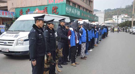 兴义警方押解15名犯罪嫌疑人辨认现场_新浪贵州_新浪网