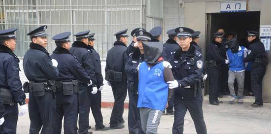 兴义警方押解15名犯罪嫌疑人辨认现场