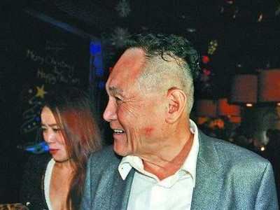 香港78岁富豪携俩女友夜店风流 脸上唇印惹眼