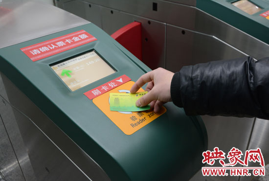除了单程票卡，目前郑州市民乘地铁主要使用绿城通。