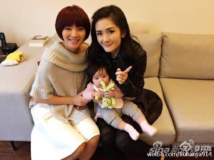 谢娜抱阿雅女儿露笑脸 网友催生:你也抓紧