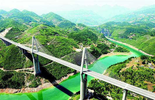 图为:昨夜,宜巴高速公路全线建成通车.图为宜巴高速公路神农溪大桥.