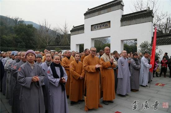 杭州灵隐寺法师参加“健身走”活动祈福新年