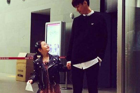 韩歌手Tablo与女儿退出亲子节目发表感想