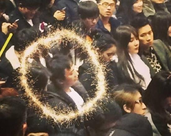 王思聪被围观拍照