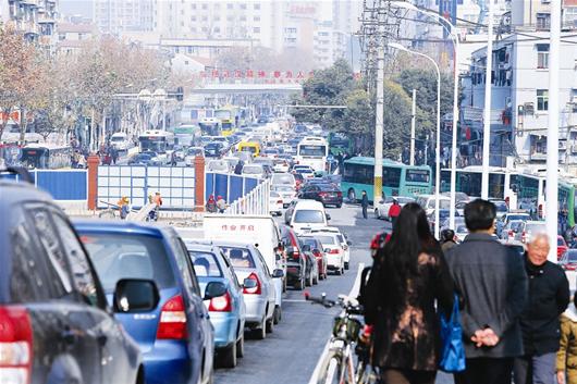 图为:汉阳下桥匝道轻微拥堵 (记者刘蔚丹摄)