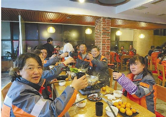 江东火锅店闭店一天 请30位环卫工吃串串