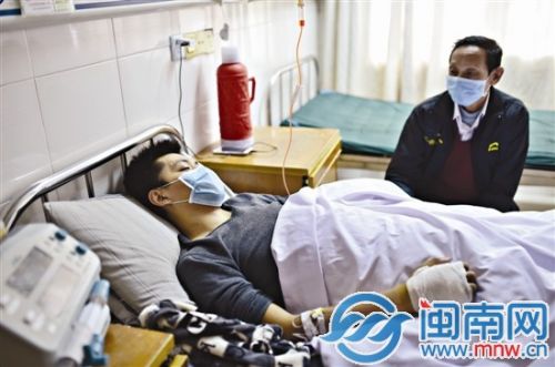 父亲守在24岁的颜立病床边,不知如何是好