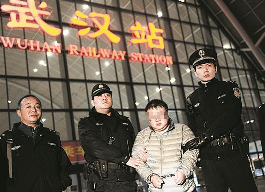 图为：胡某被押解回汉