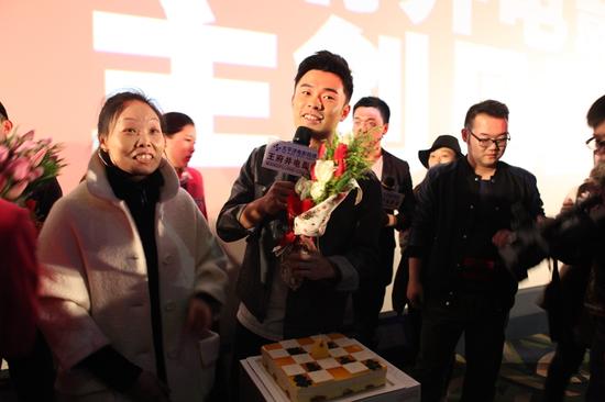 热心粉丝送蛋糕