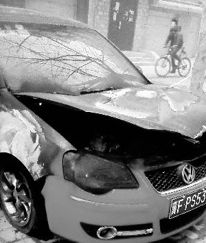 保定小区起火消防栓没水 三辆汽车烧成废铁