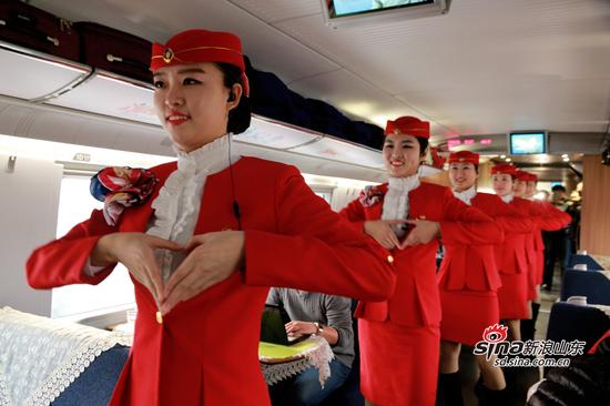 列車到達煙臺南站，動姐們竟然在車廂，現(xiàn)場跳起小蘋果，動力十足~整個車廂都嗨起來啦！